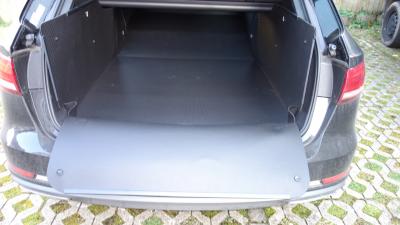 Kofferraumwanne Audi A4 Avant, Rücksitze umgeklappt, der Schutz ausgefaltet bis zum Fahrersitz und hoch an der Rückenlehne